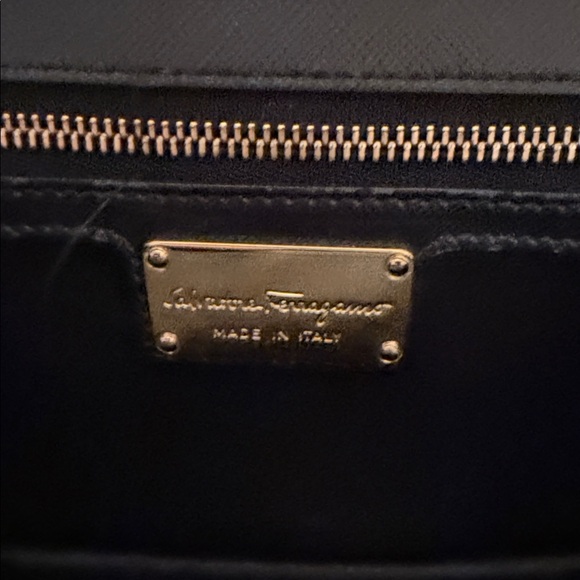 💕 Salvatore Ferragamo Black Crossbody Bag with Gold Chain - Picture 5 of 10